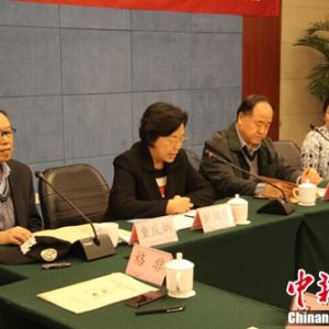 莫言盛赞严歌苓“美女作家”赞其写小说技巧
