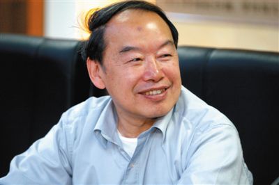 2005年，童庆炳教授在办公室拍下的一张照片。童教授留给学生的印象一直是儒雅温和，爱徒如子。学生供图