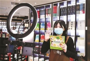 热闹的直播卖书，和书还有多少关系