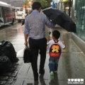 爸爸全身湿透“为儿撑伞”照片感动全球250万人